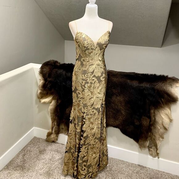 Gorgeous Sequined Golden Floral Lace Mermaid Gown - Picture 5 of 16